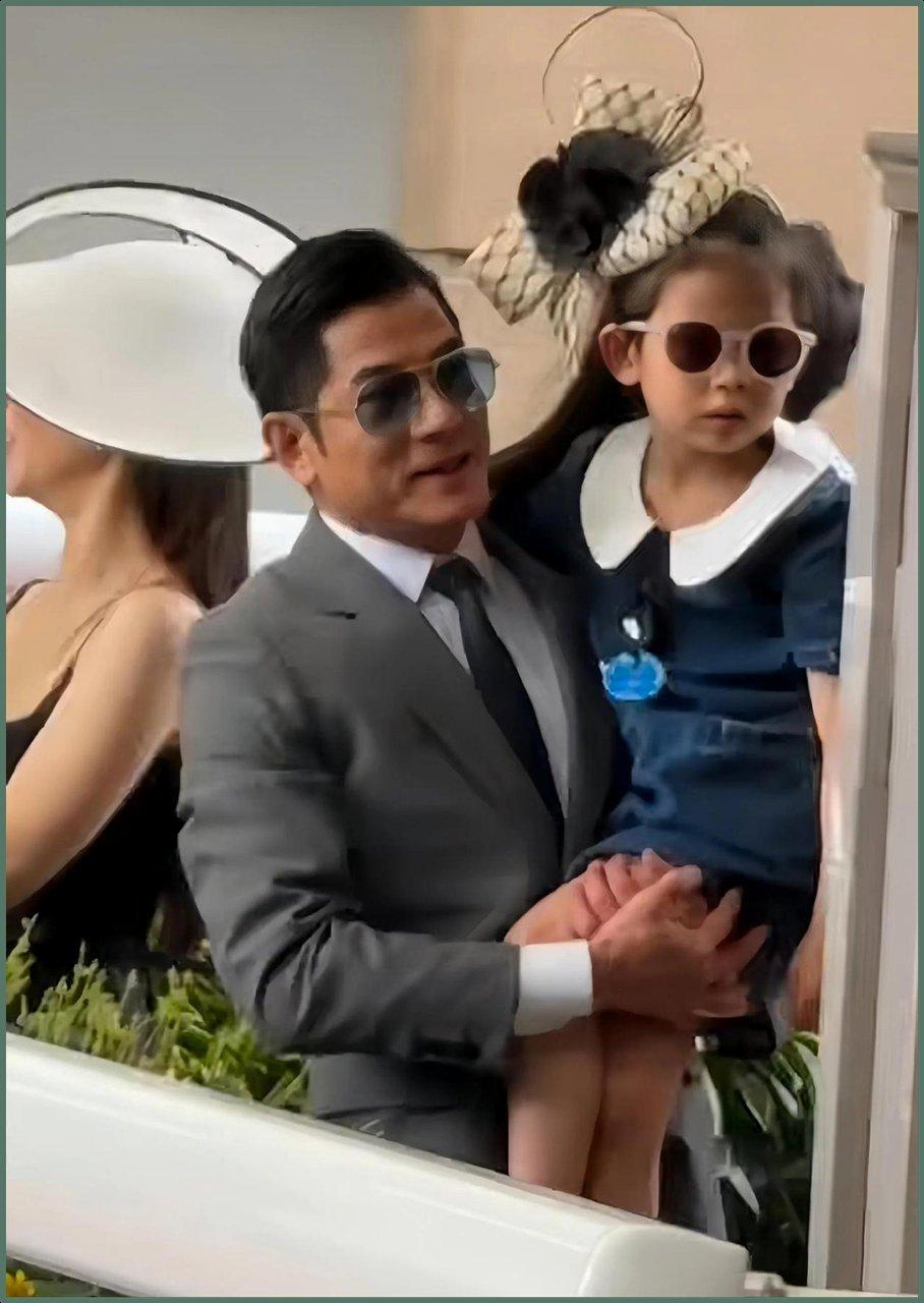 59岁郭富城不显老，携小22岁娇妻看赛马，网友看懵：俩女儿咋跟他一个模子刻出来的