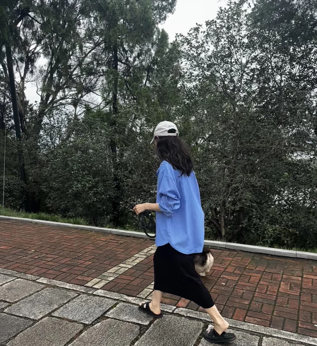 这样的穿搭好韩呀！青蓝色的廓形衬衫，夏季可以挑选轻薄的天丝面料，当作开衫时配小黑裙，很慵懒随意的一身