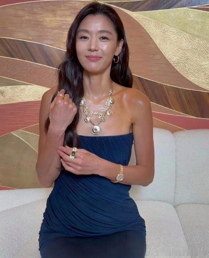 全智贤手背皱纹全智贤手背能看出年龄了全智贤脸和手仿佛两个年龄层！面部紧致细腻似