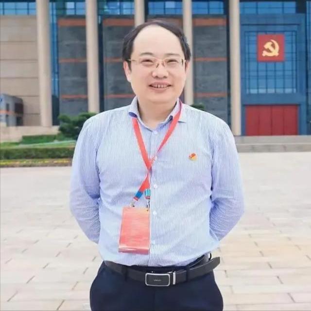在江苏科技大学，上演了一场现实版的“皇帝的新装”，而且整整上演了2年。一个高中