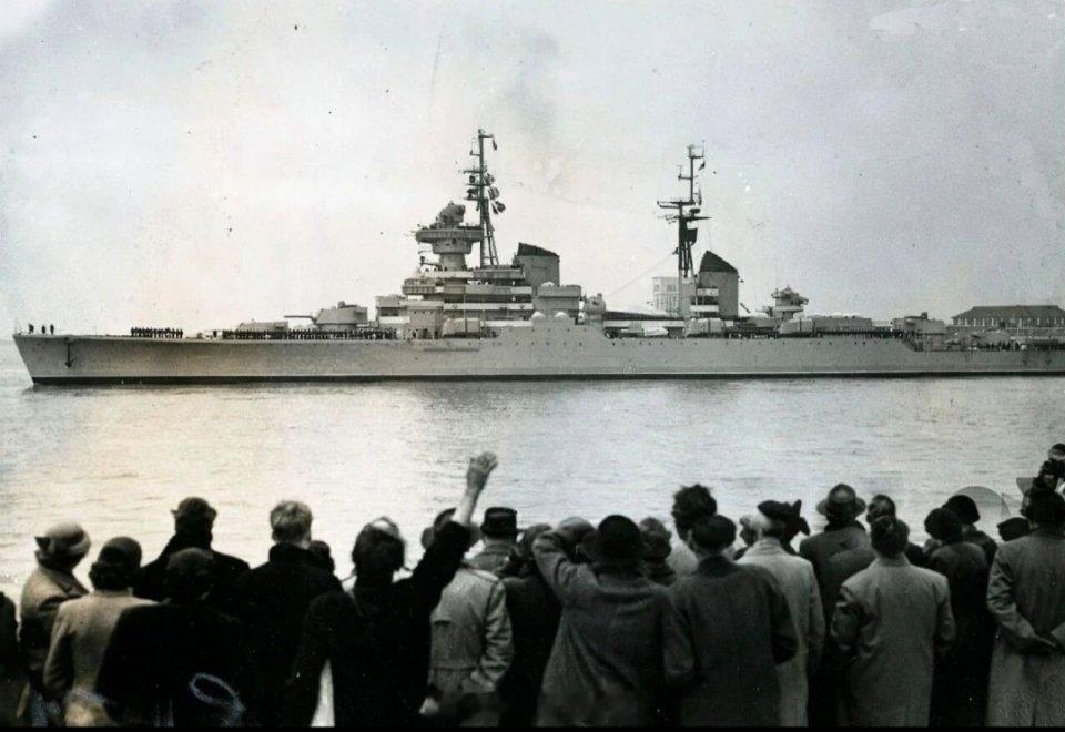 1956年到访英国的苏联“奥尔忠尼启则”号巡洋舰1956年4月18日，苏联海军崭