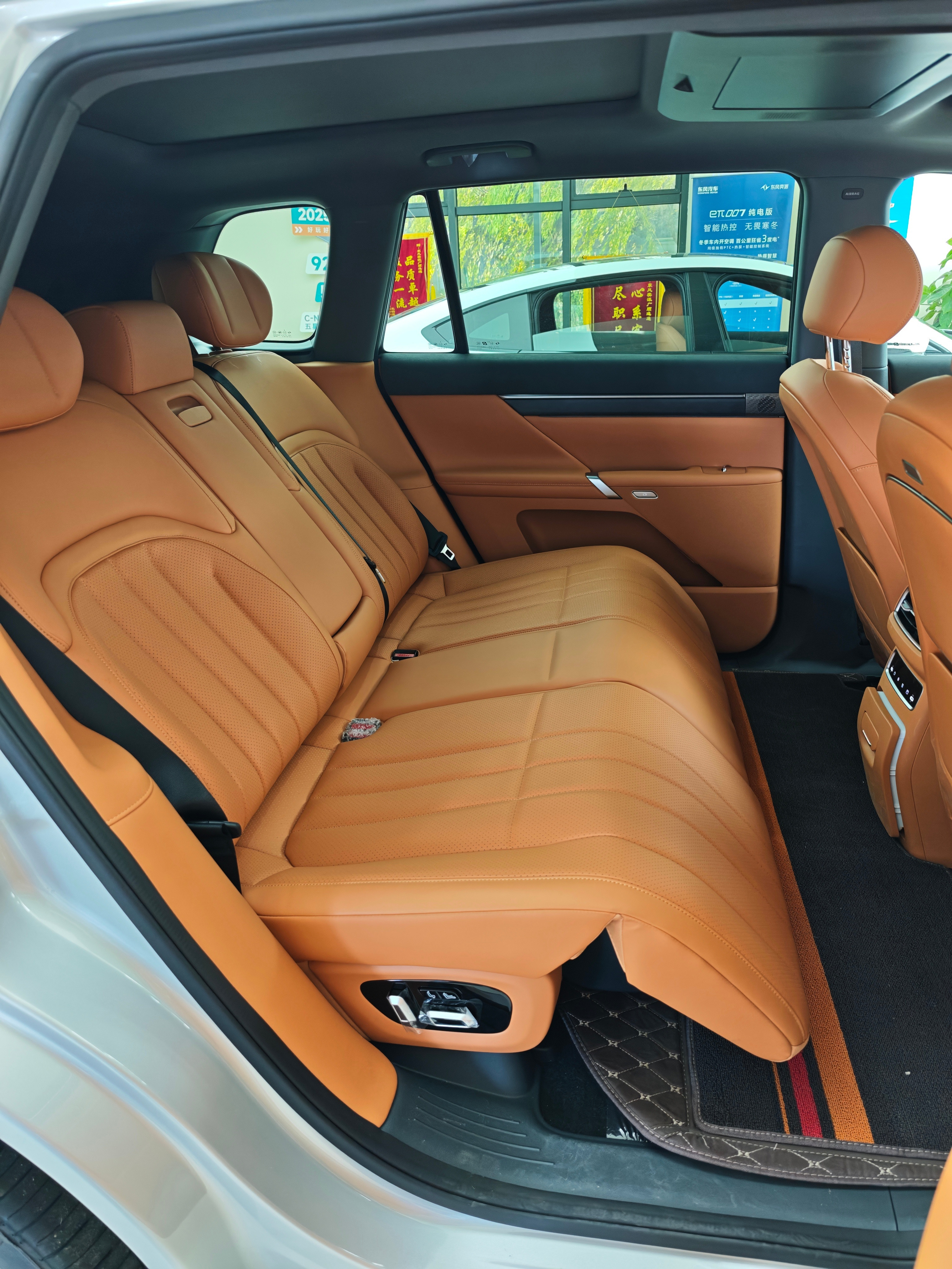 或许，你见过汽车里的沙发床吗