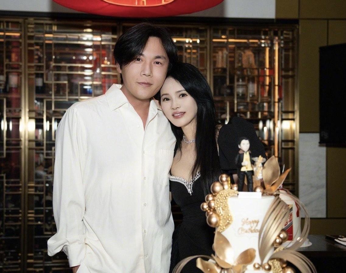 伊能静硬生生把47岁秦昊P出了少年感，把57岁自己P成了娇俏可爱美少女，然而却不