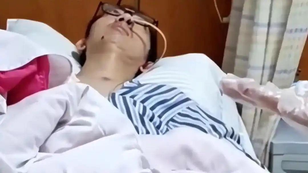 脑干出血程序员:用命换钱,昏迷15天瘫痪2个月,劫后余生揭开职场人最残酷真相