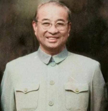 1955年9月27日授衔仪式上，当毛主席走到陈赓面前时，说：“你陈赓当大将了，跟
