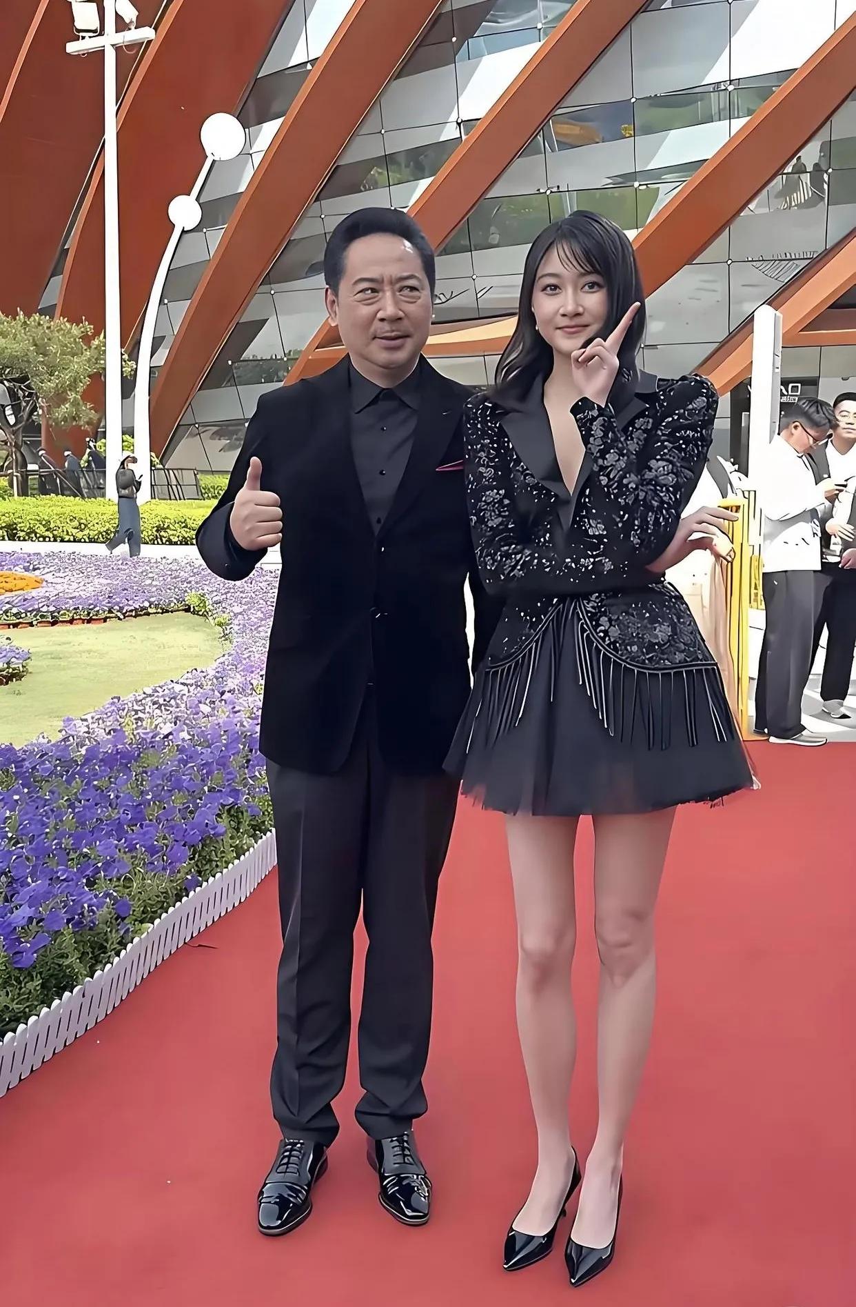 论有一双美腿的重要性，个人认为娱乐圈关晓彤的腿是最漂亮的。关晓彤土生土长的北