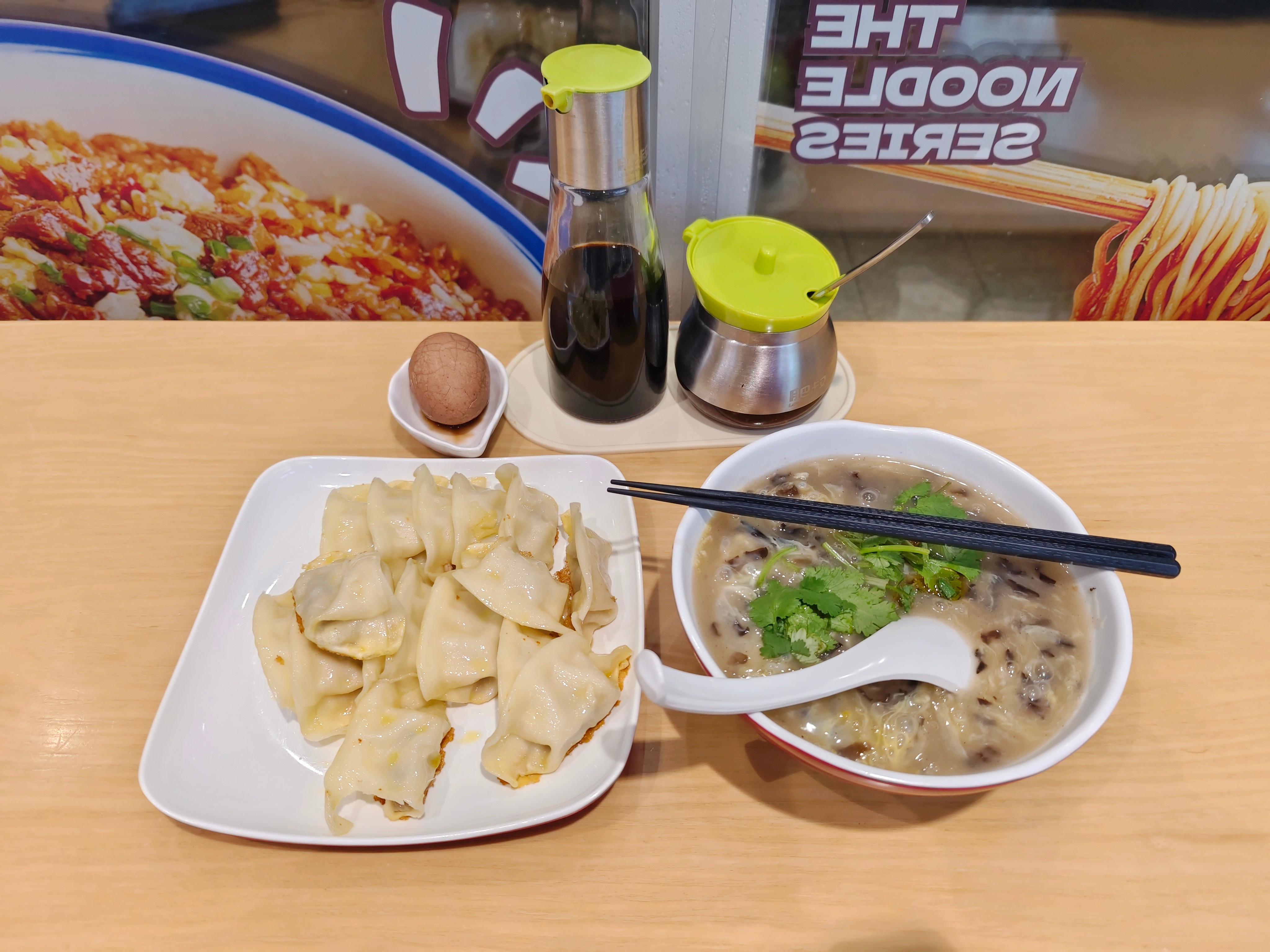 匆匆忙忙赶回家，媳妇说不管饭，让我出去自己解决。