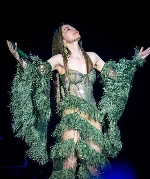 张靓颖穿的不是衣服是光吧！用珠子缝出一场视觉风暴，一般人驾驭不了