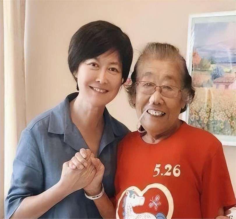 2018年，主持人敬一丹与她的母亲韩殿云，一张温馨的合影，老人身上红衣印着“5.