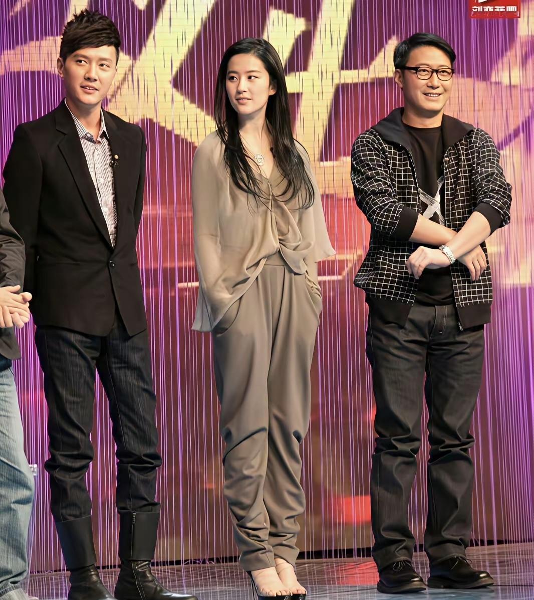 谁懂啊！黎明这状态真的绝了——不算高挑但往那一站，自带柔光滤镜，老了反而更有味道