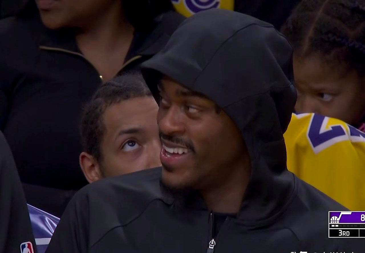 镜头给到他俩时看得出湖人赢爵士时，范德彪和克内克特因能力问题被雷迪克弃用