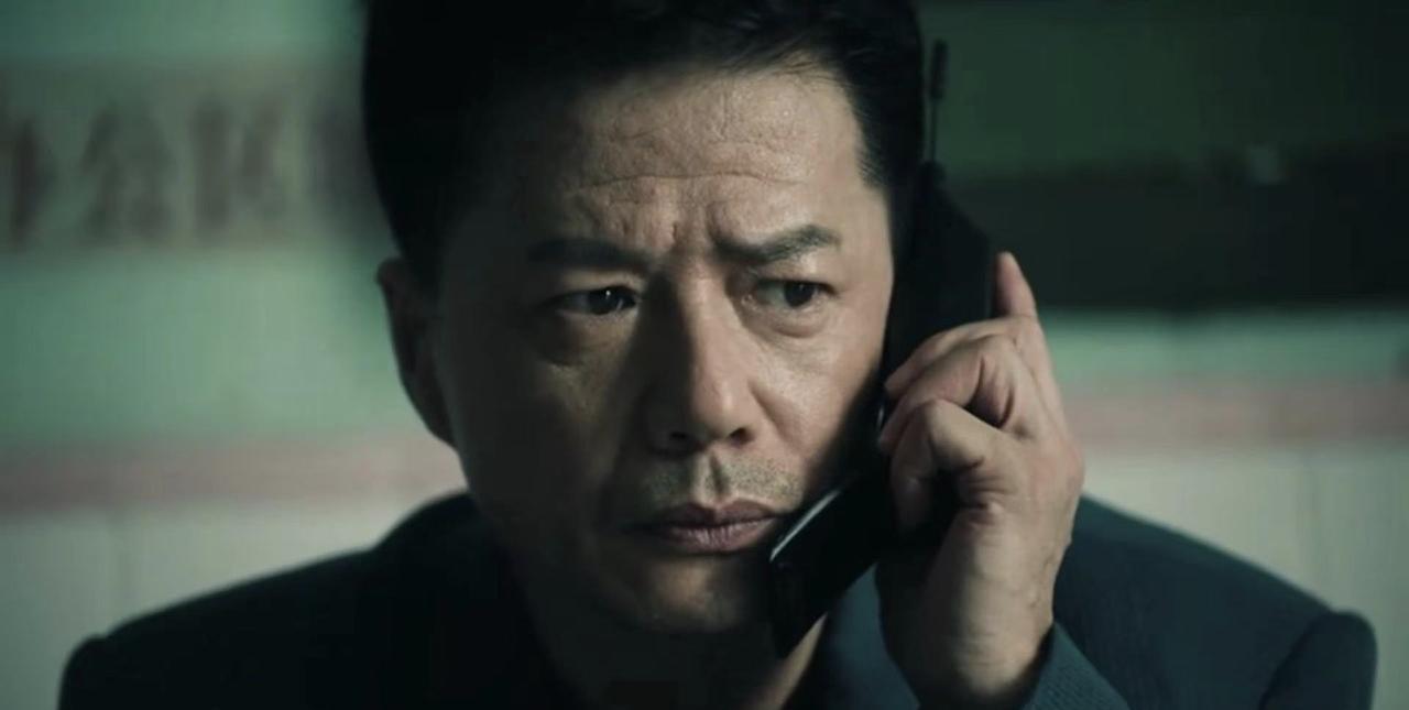 《扫毒风暴》里面段奕宏也走搞笑路线了啊！有一场戏是他假扮招聘人员去大学里招人。