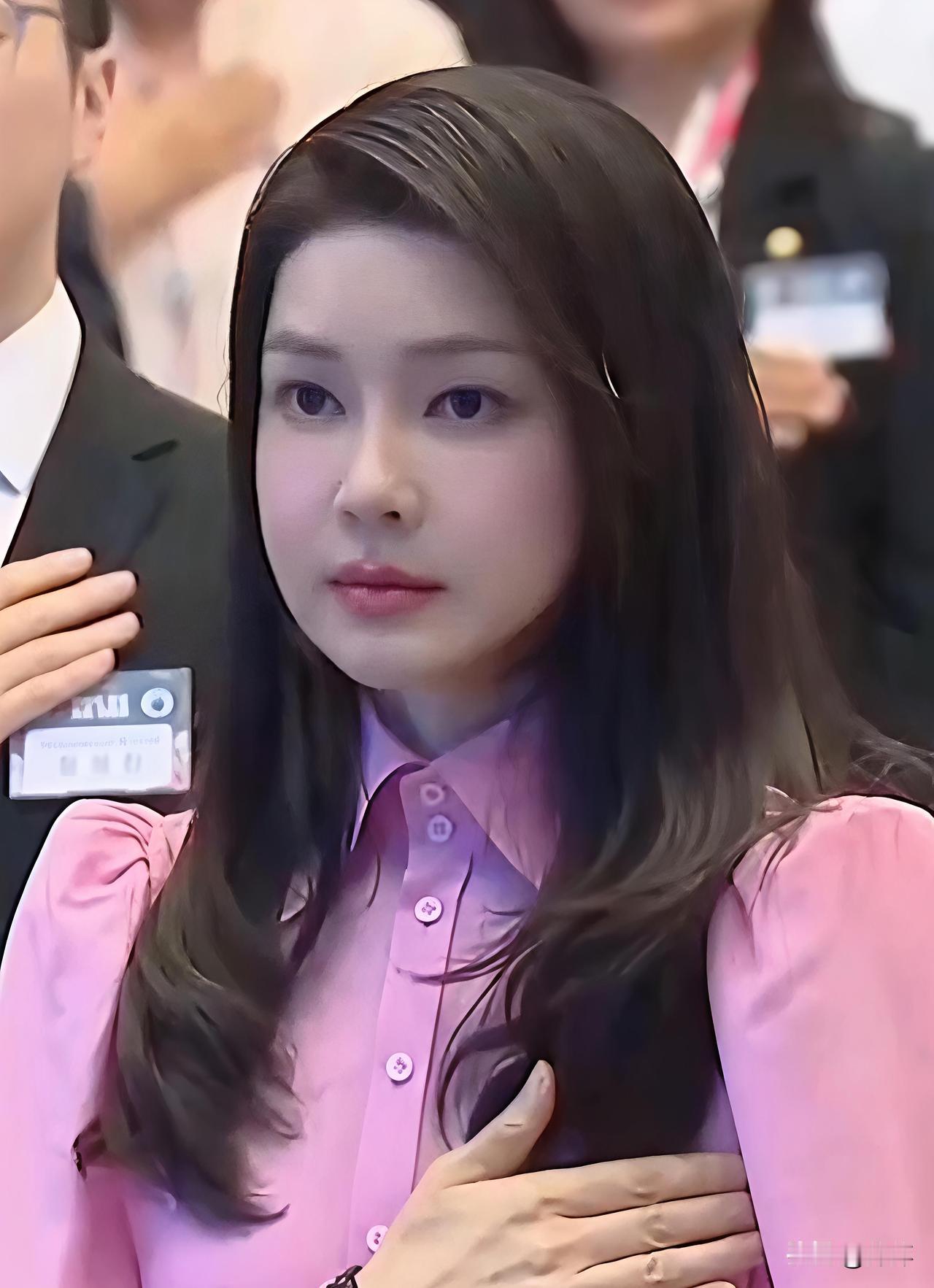 金建希这脸蛋看上去好有弹性哦！