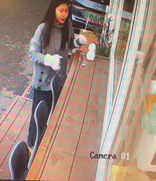 手太欠了！12月15日报道一女子趁着下雪天，兴致勃勃的在其店外堆了一个小小雪人，