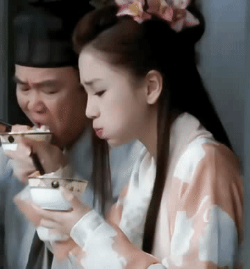 angelababy杨颖爱吃外婆的红烧肉、爱吃甜甜的巧克力、包包里常备各种小