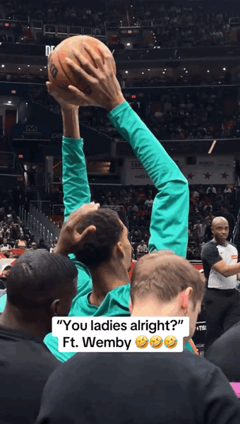 这么默契吗？文班坐场外都能被看到！文班亚马：我今天是便衣啊！