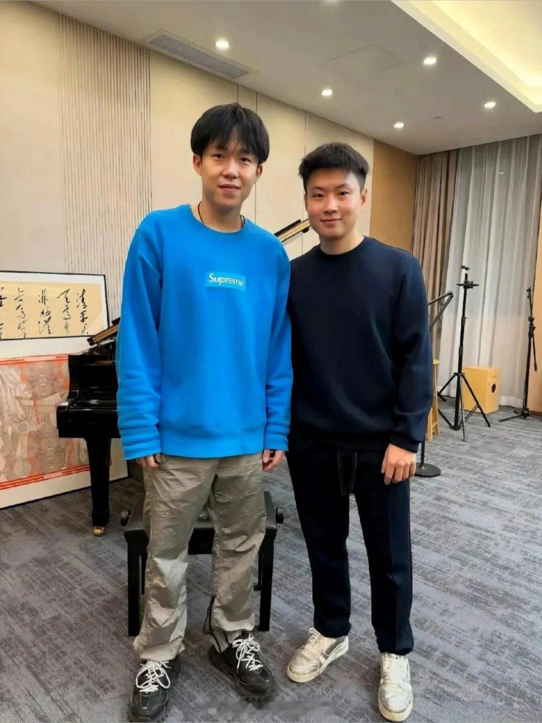 赵心童和王楚钦打台球王楚钦和赵心童是跨界好友，王楚钦在深圳亚洲杯夺冠后，赵心童