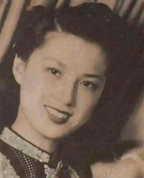 1918年，广东茂名。一位年轻女子站在旧祠堂外，手中紧攥着一张休书，眼神空洞。她