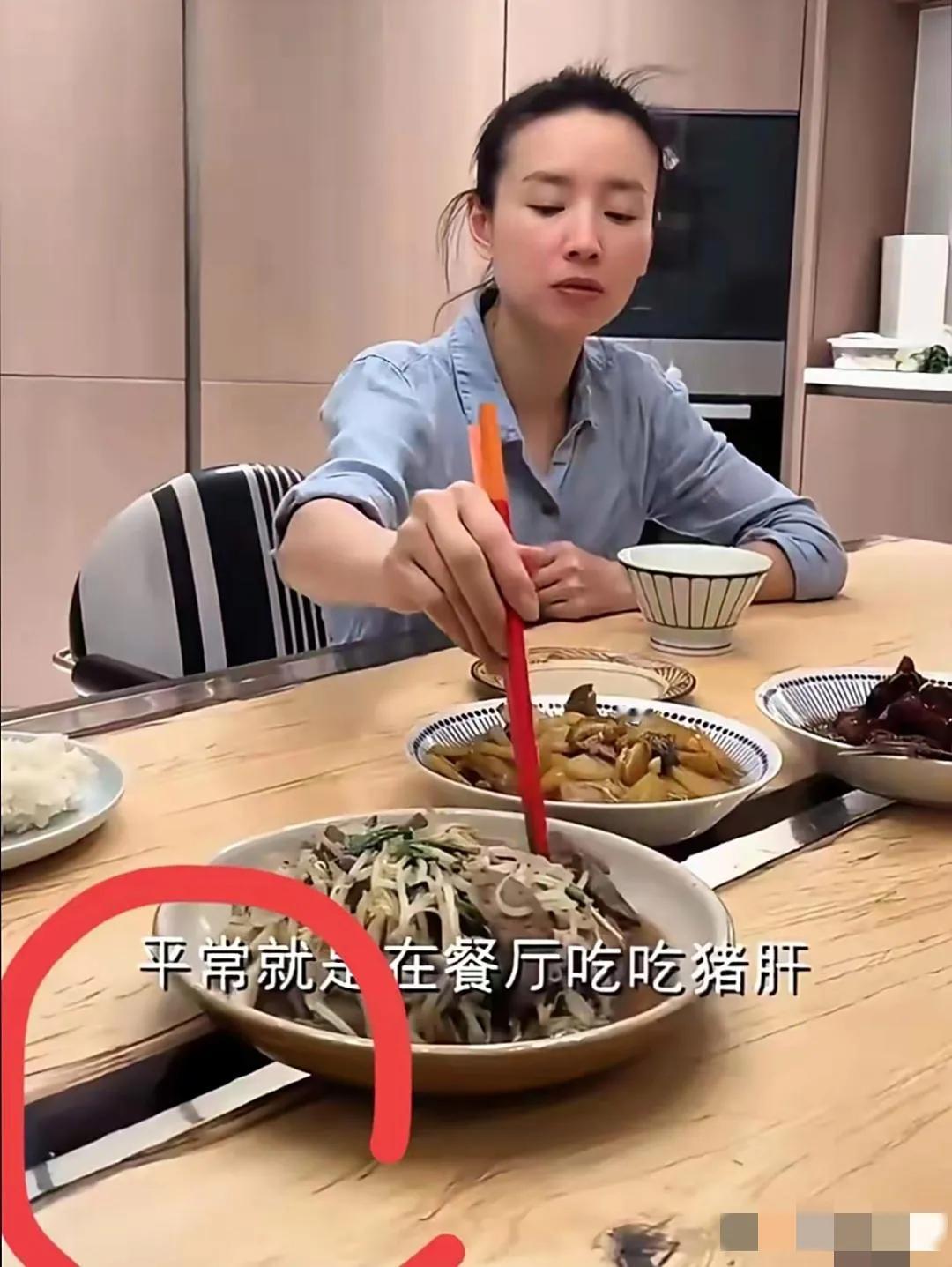 哇塞，董洁家这饭菜一看就荤素搭配，营养爽口，有颜有值，既不铺张又不至于浪费，只是