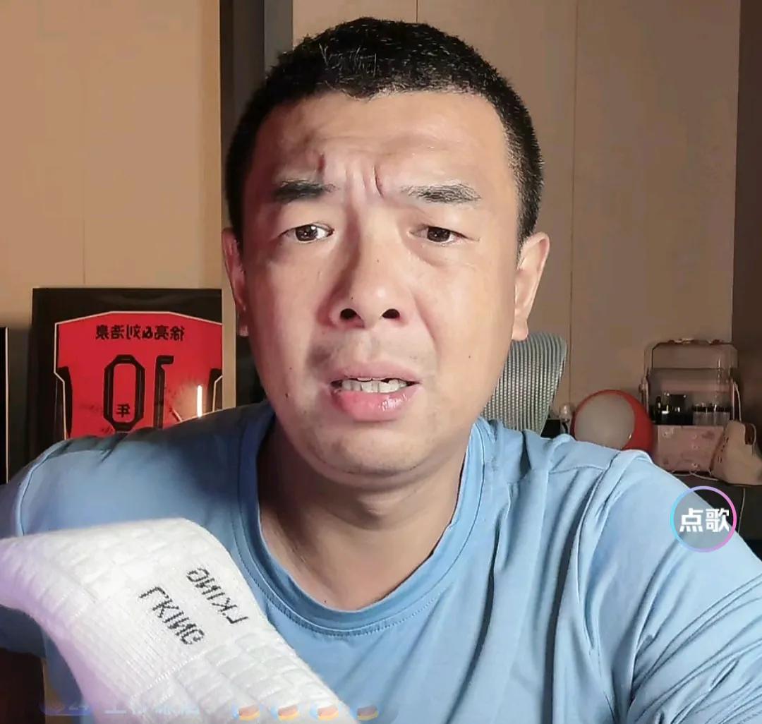 前国脚徐亮在直播间痛批了部分北京国安球迷。他表示，现在这些球迷，一旦球队成绩不