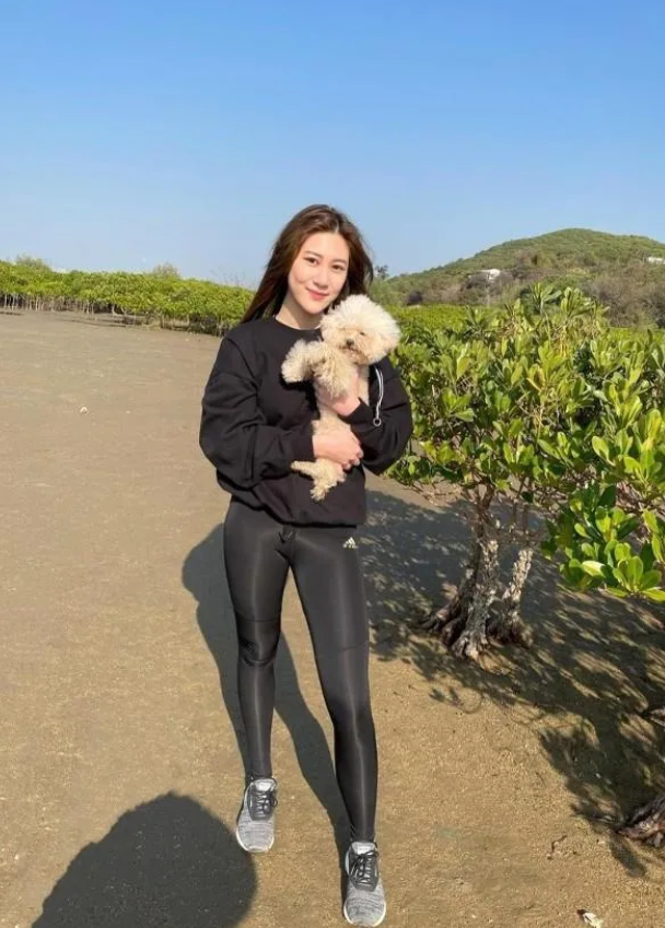香港男演员张兆辉的女儿张卓姿16岁时的照片，不得不说这张卓姿长得也太成熟了。不过