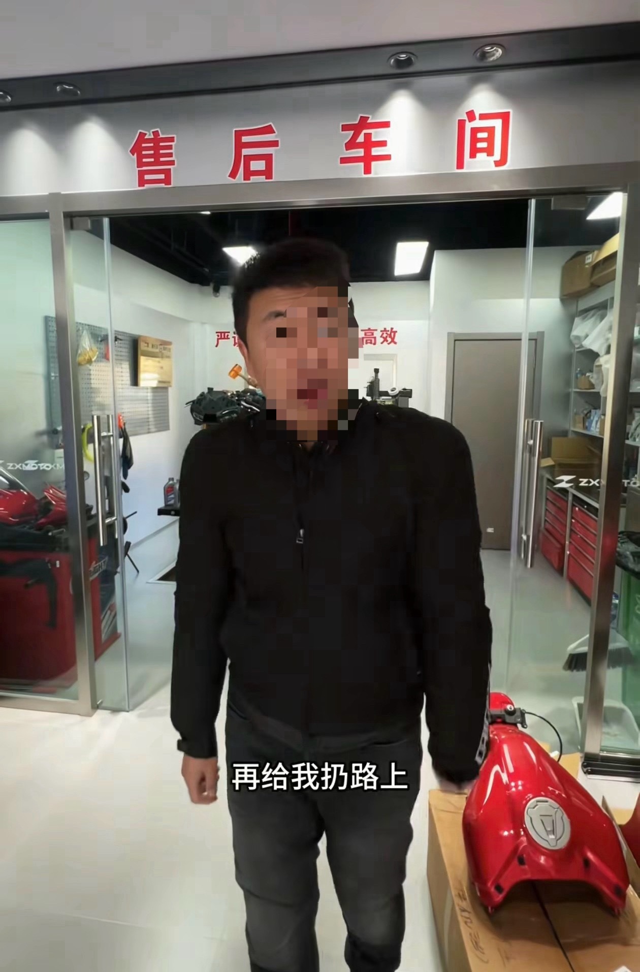 机车网红黄油腻被曝发生事故去世小车是铁包肉，机车是肉包铁。已经数不清这是第几个了