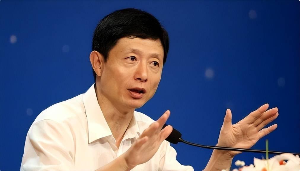 曝南大教授艾跃进儿子大婚遗孀近照曝光，穿红色旗袍，温婉大气，多位业内人士参加婚
