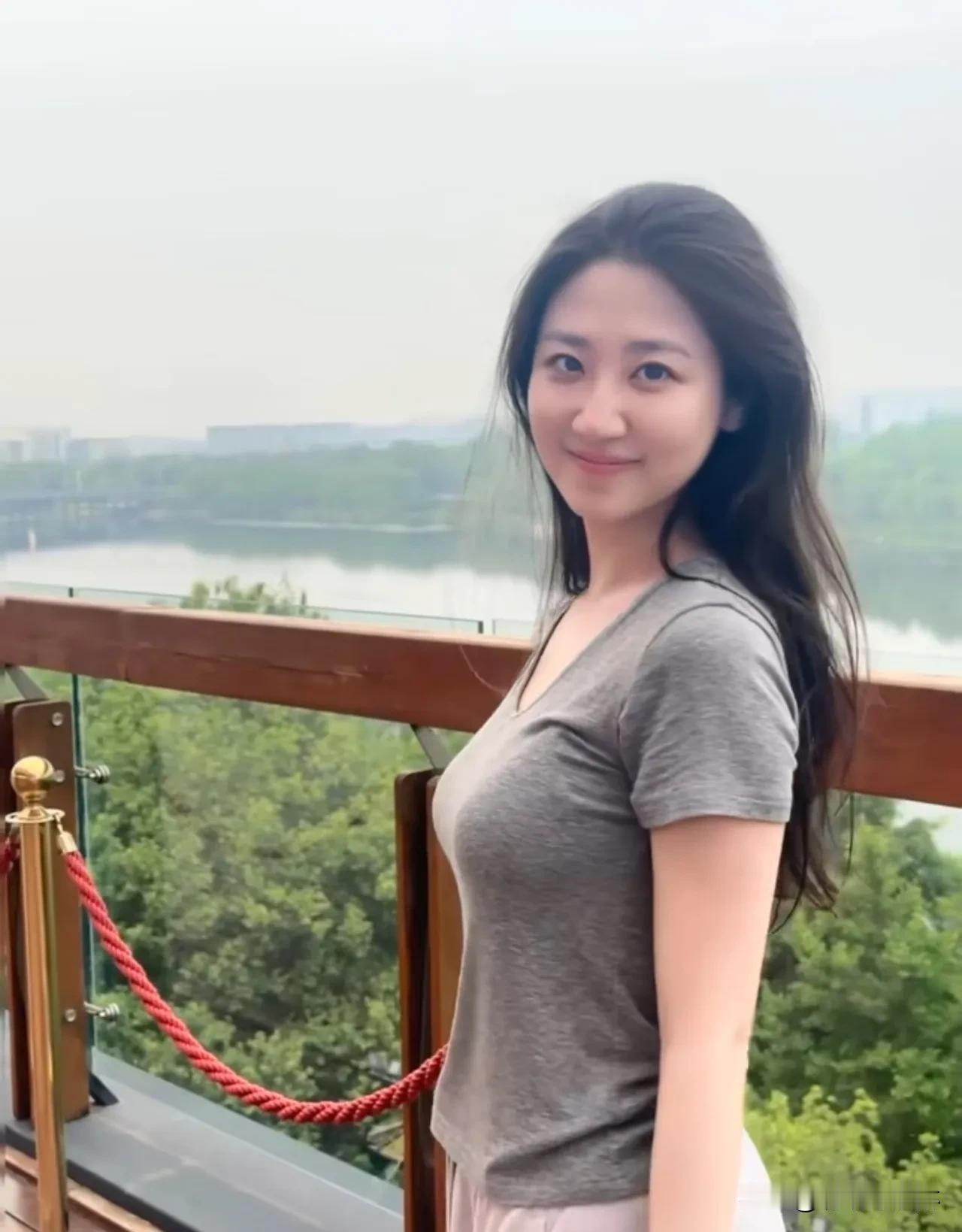 女孩的笑容，治愈生活的疲惫！她的笑声如阳光，瞬间点亮平凡日子。每个瞬