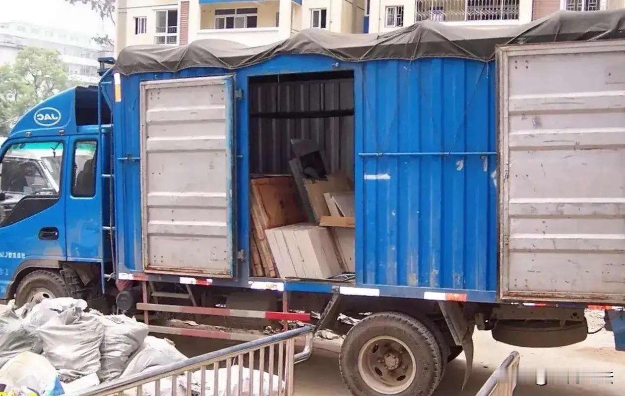 广西icon，一司机将1200多块瓷砖，运到目的地，岂料，货主发现破了11块，不