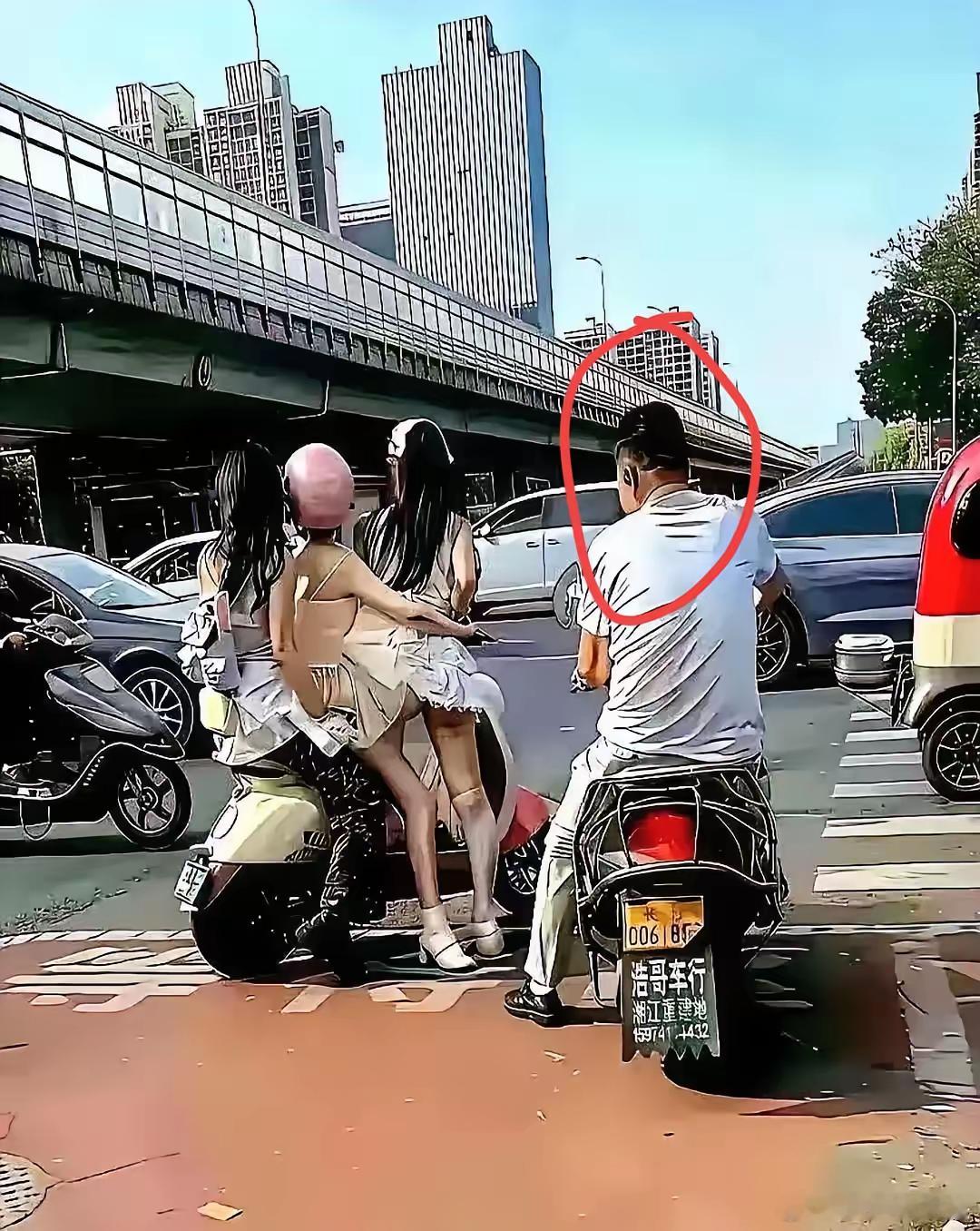 女孩子一套穿这种穿短裙确实好看，难怪这个男人这么看，其实吧女孩子敢这么穿出街，就
