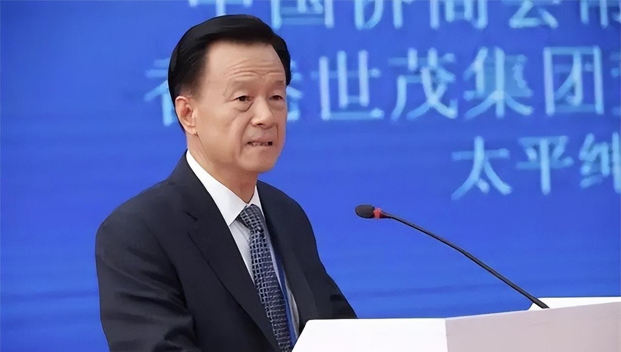 世茂集团创始人许荣茂近期拆售中环中心55楼，长江实业集团李嘉诚曾以创纪录的402