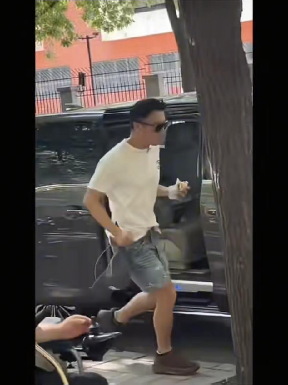 6月26日，谢霆锋在西安品尝小吃更多画面曝光，与路人合影手背青筋暴起暴露年龄，吃