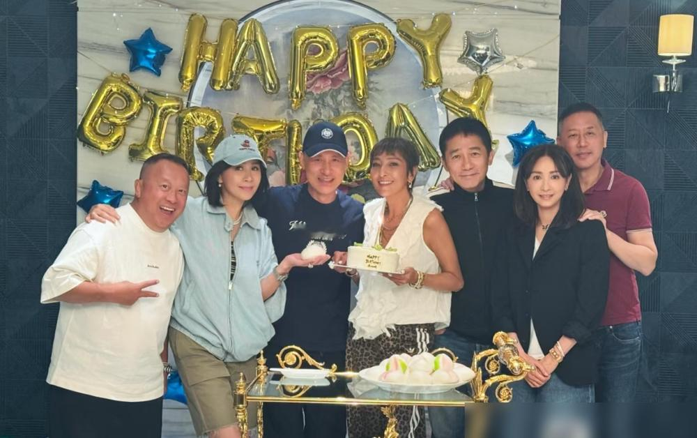 一张满是影帝歌神的合照，硬是被一个58岁的寡妇抢了风头。8月25日，上山诗钠62岁生日宴，梁朝伟、刘