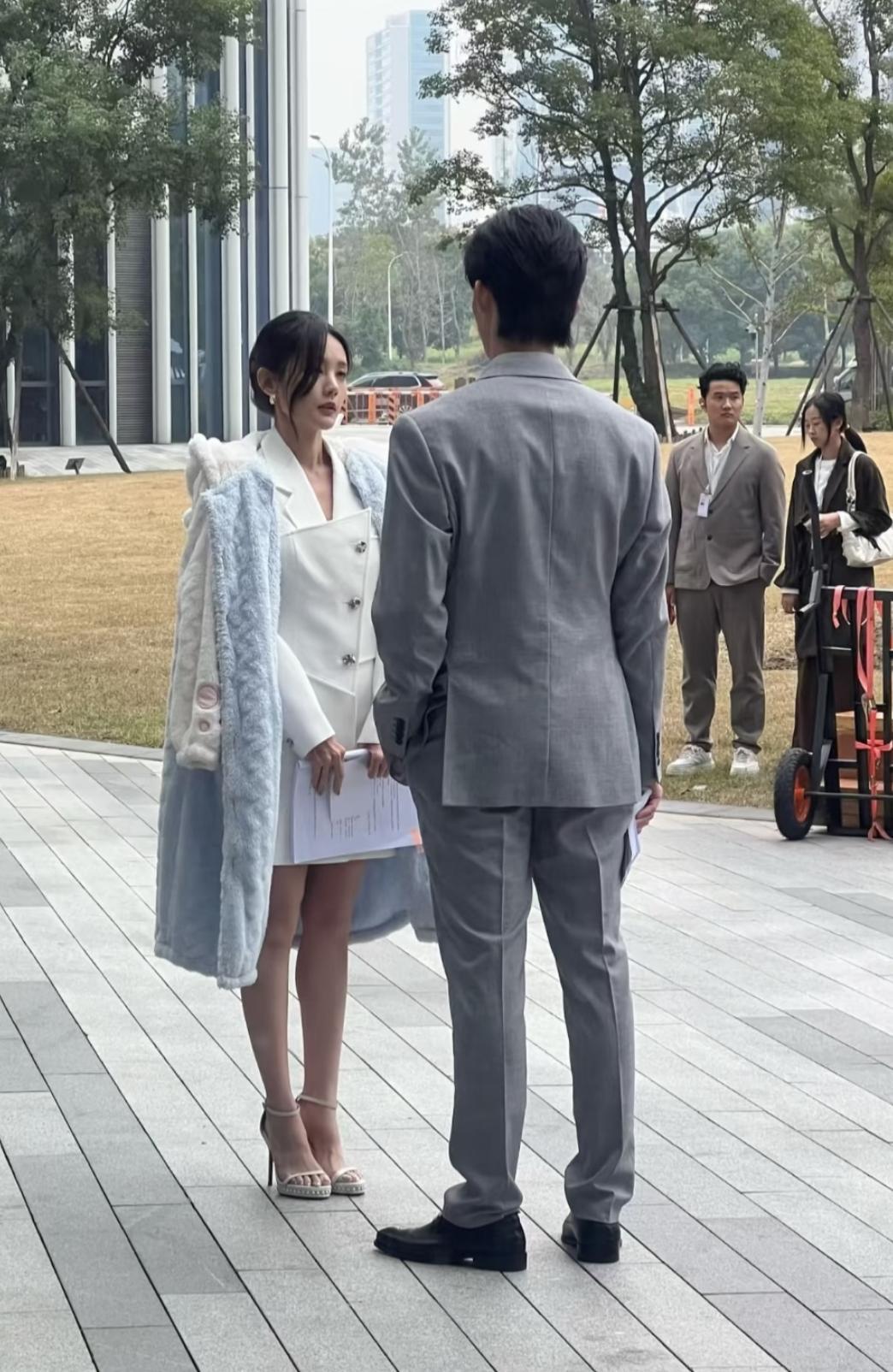 偶遇李一桐拍戏，直接被美到了！本人比镜头里瘦一圈，肩颈线条像被精修过，穿白