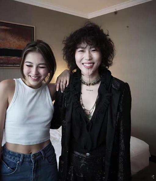 王菲估计头都大了，这女儿管还是不管好啊！