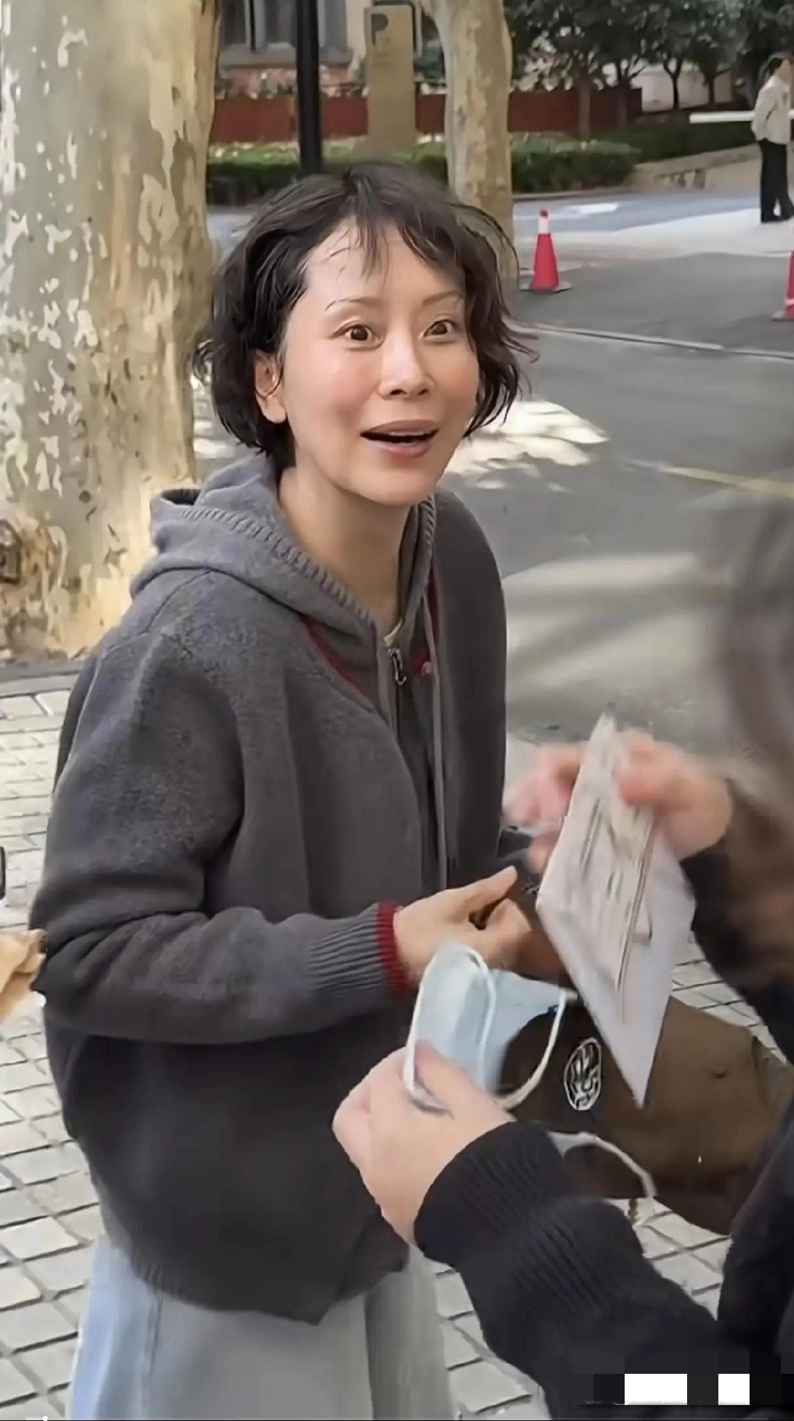 路人视角下的海青：衣着朴素，瘦骨伶仃，肤色暗黄，眼袋明显，素齿如贝，几无唇珠，下