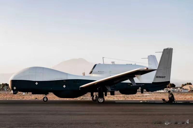 解放军军舰在台岛附近强势驱离美国无人机，喊话远离“中国台湾”！绿媒跳脚称，大陆