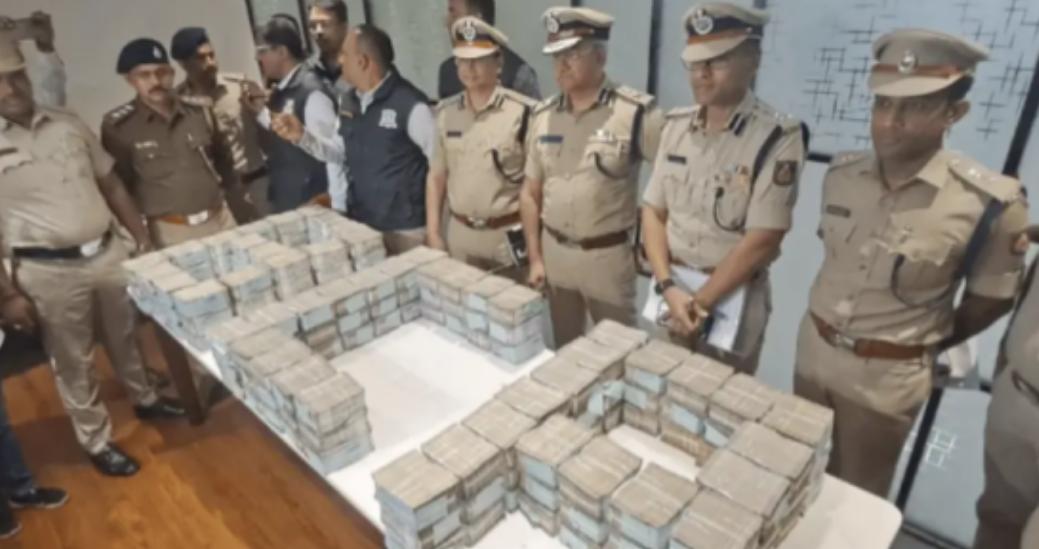 印度又整出离谱大瓜了，一伙人冒充央行官员抢运钞车，一查竟然有在职警察参与，这剧情