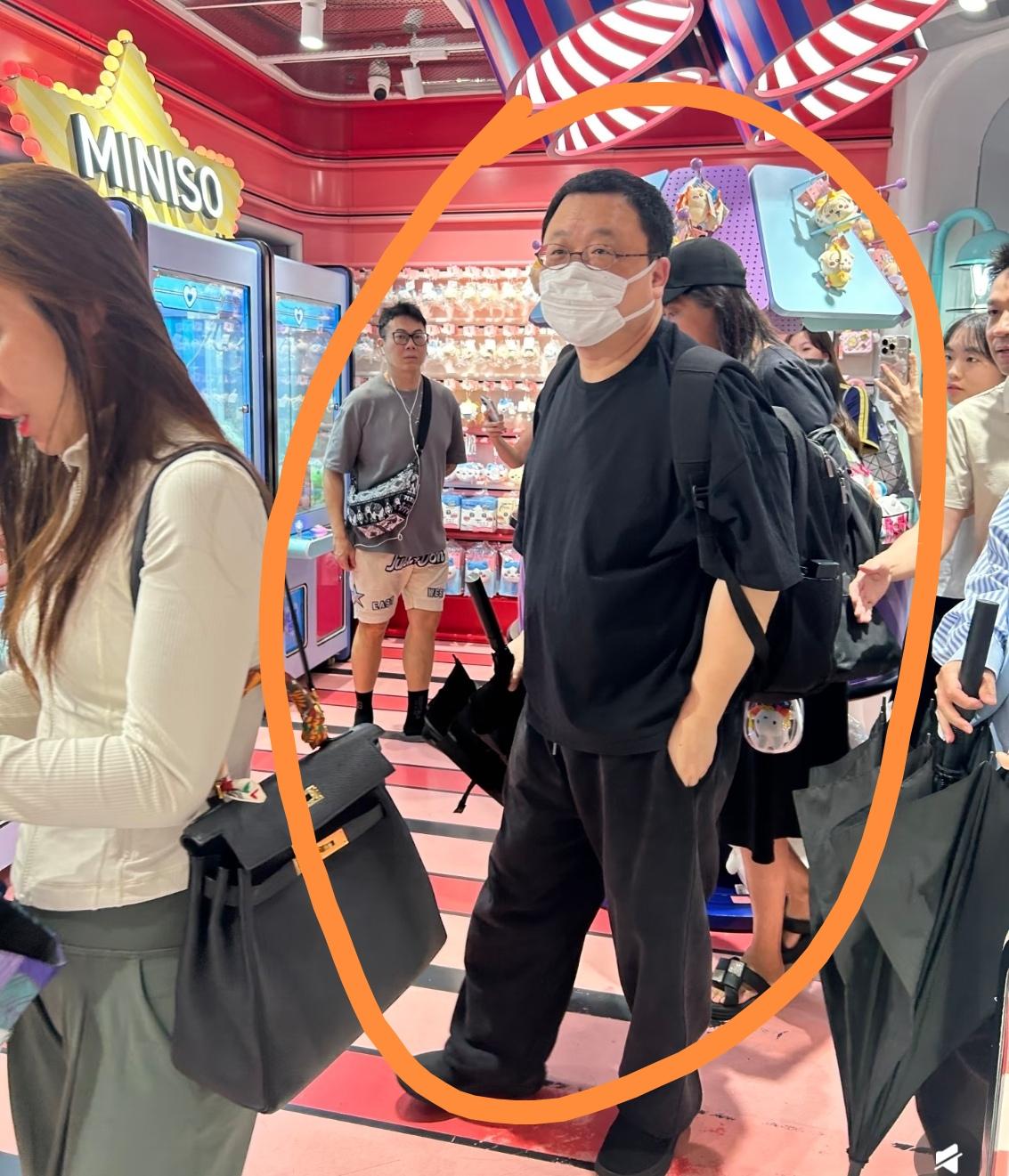 再有钱也得排队！上海miniso偶遇罗永浩，他竟然站在门外，排队等着进去逛，老罗