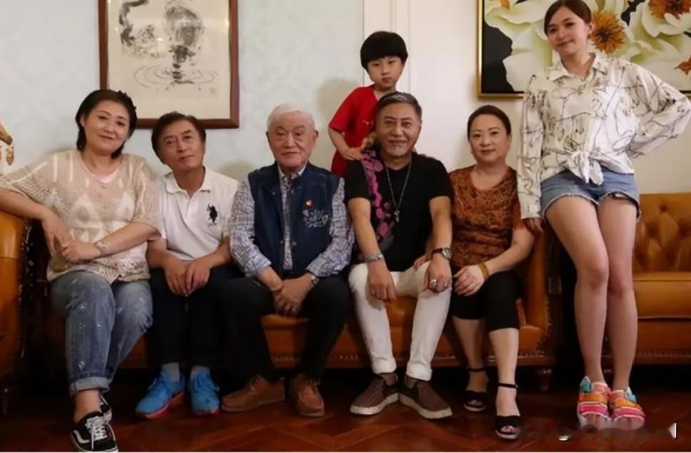 这是一张牛犇及妻子王惠玲与儿子、儿媳妇、孙女的一张全家福合影。从左到右：王侃妻子