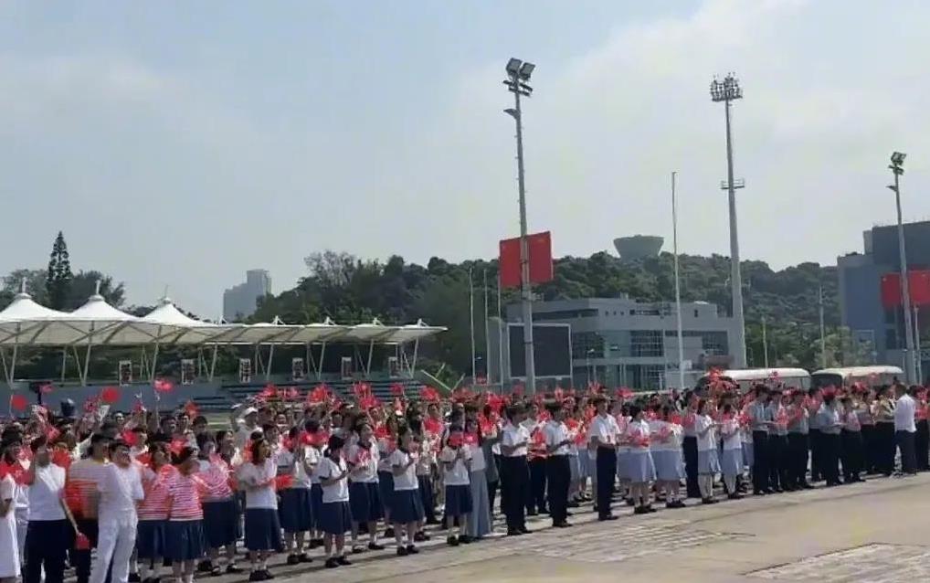 山东舰编队离港，五日香江情，今朝挥手别。十点的海风中，香港特区政府、学生与市民