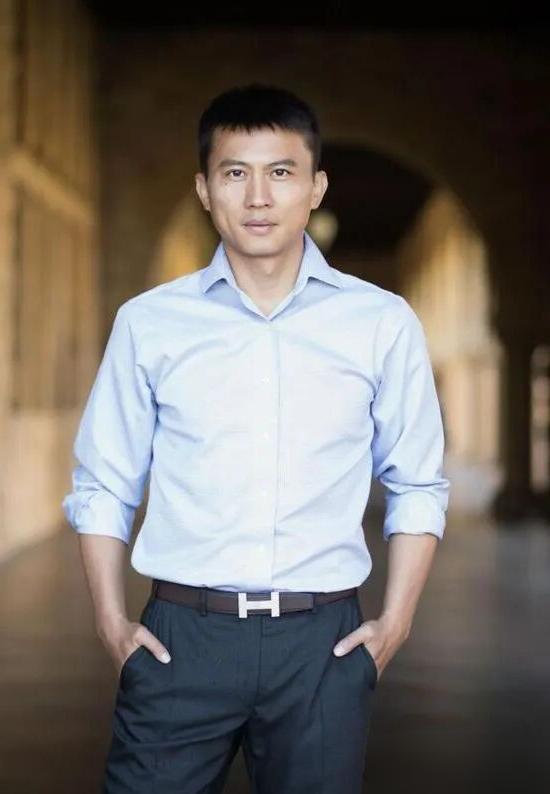 崔屹1976年出生，现年49岁，出生于来宾的教师家庭，来宾长大，1987-199