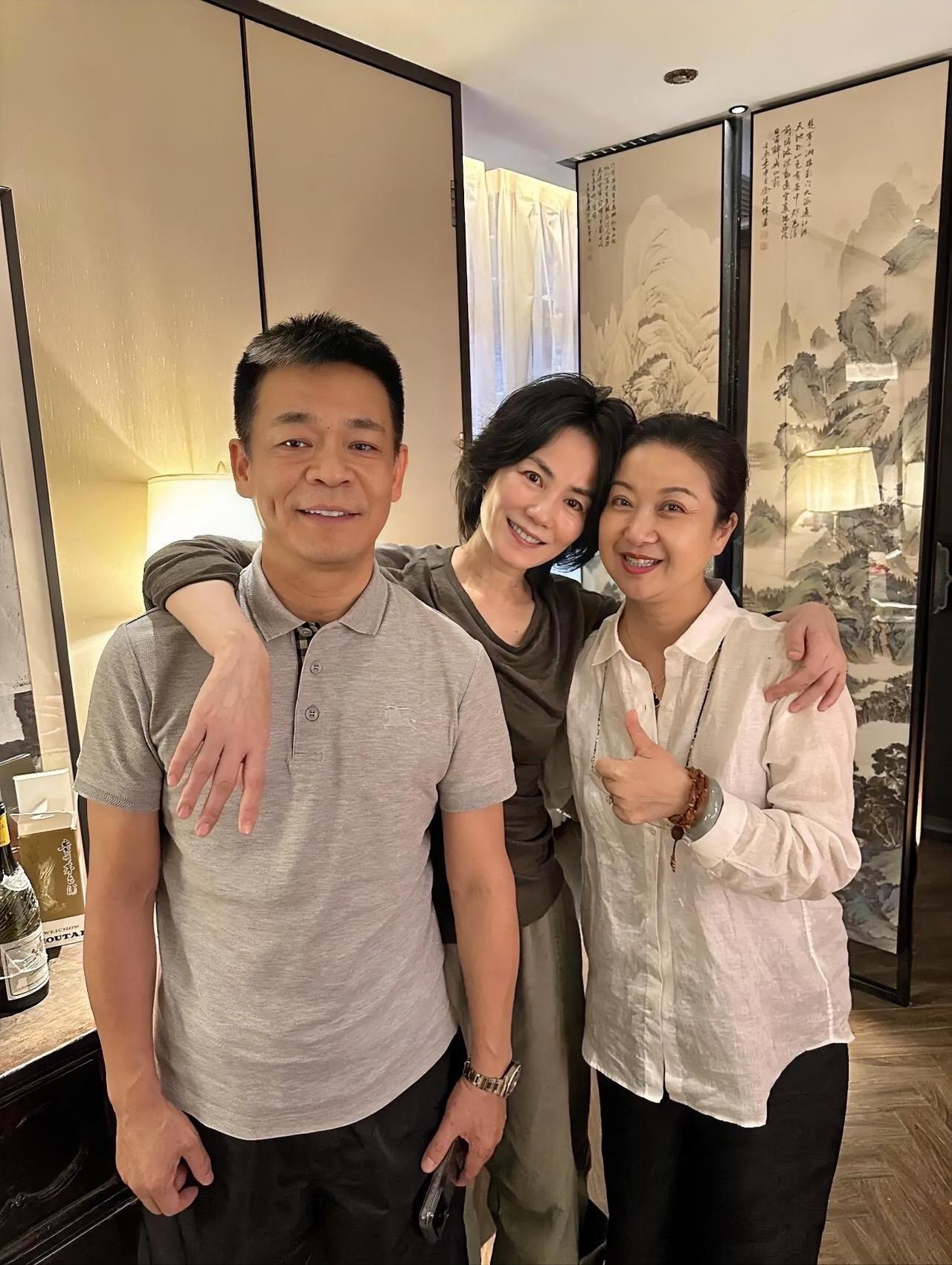 孙浩，58岁王菲，现在56岁看两人的拍照关系不一般二人是相交将近30年的圈