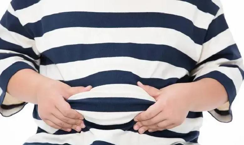 最近，一位55岁男性在家中吃饭时，突然左肩剧烈酸痛，很快波及下巴，还伴随胸闷、出