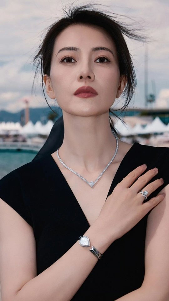 韩国街头偶遇高圆圆韩国街头偶遇高圆圆太惊喜，简约休闲穿搭清爽耐看，长发轻挽露精致