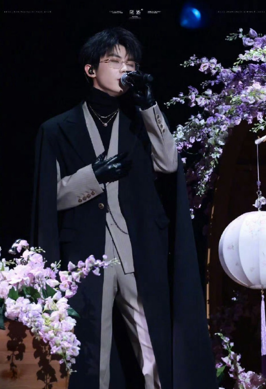 家人们谁懂啊!马嘉祺《苏州河》舞台绝了，从“江南小少爷”到“daddy级别”华丽