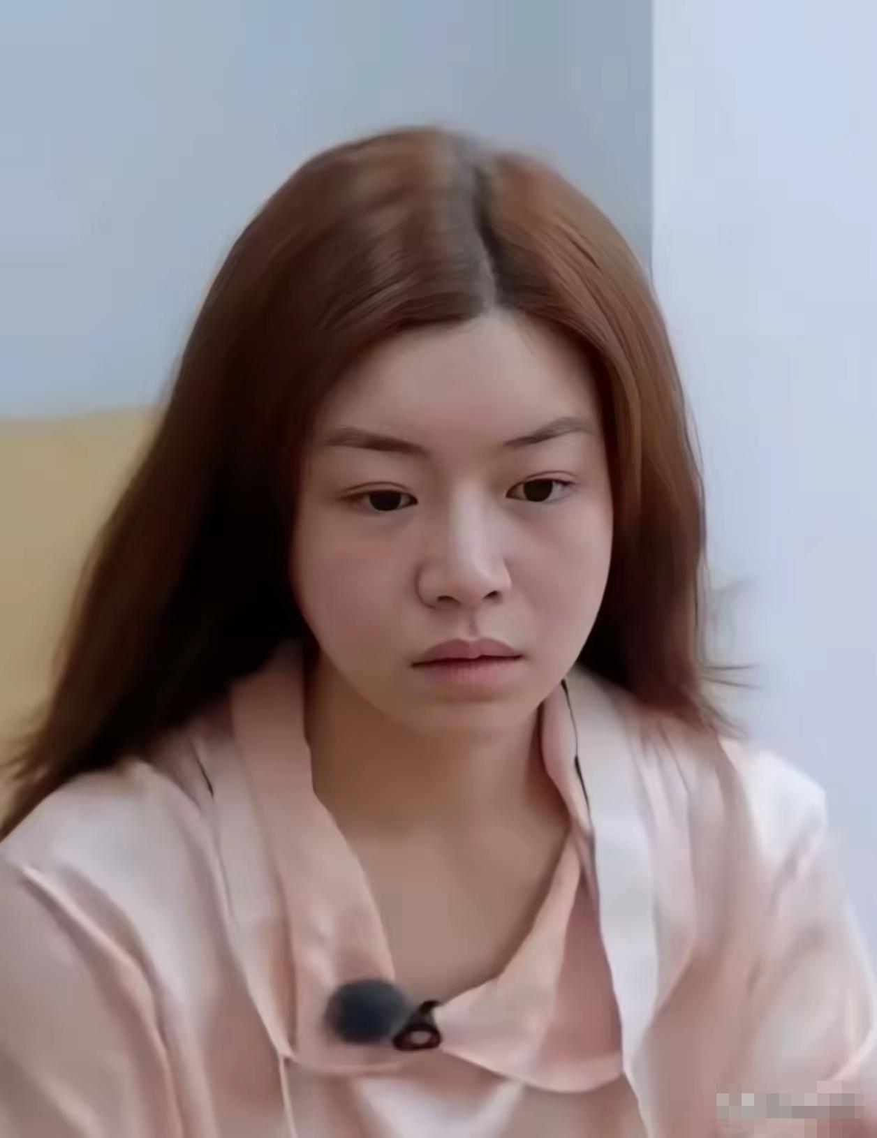 都说陈妍希的素颜跟个路人甲一样，和舞台上陈妍希简直不可同日而语妥妥的两个人。