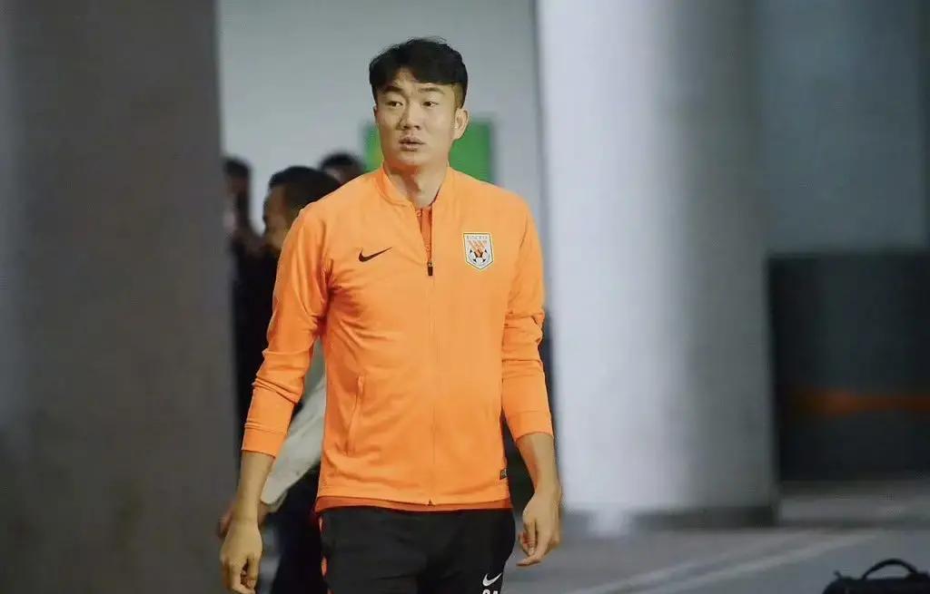 刚刷到前国脚在拍卖豪车还债。评论区又炸了：“踢得臭，挣得多，活该！”但真相