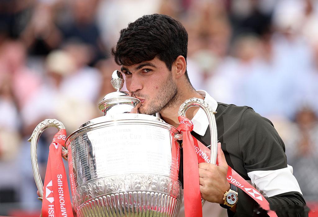 本周两站ATP500草地赛冠军归属如下，送上他们的捧杯图🏆📍英国·伦敦——