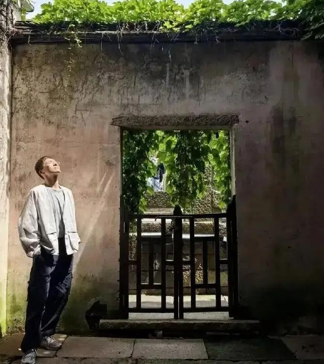 这个双手插兜，仰面接受阳光沐浴的帅哥，就是上海溺亡幼师。为人乐观开朗，在幼儿园家